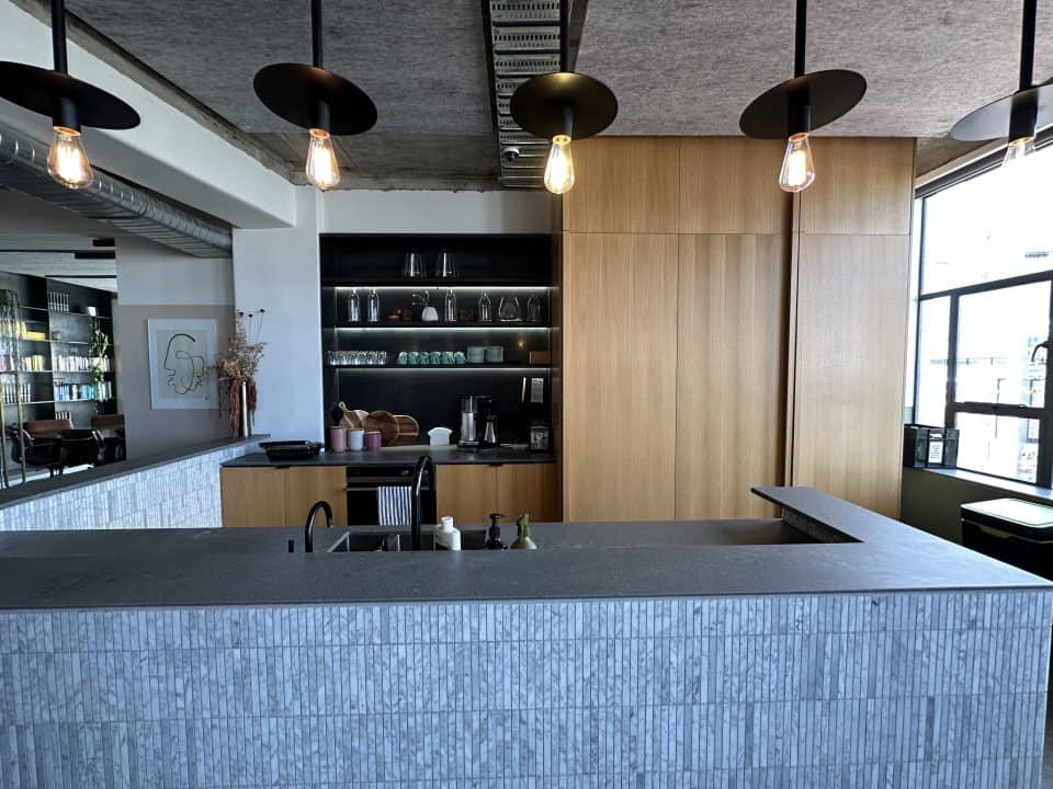 panama_square_kitchen_in_conference_area
