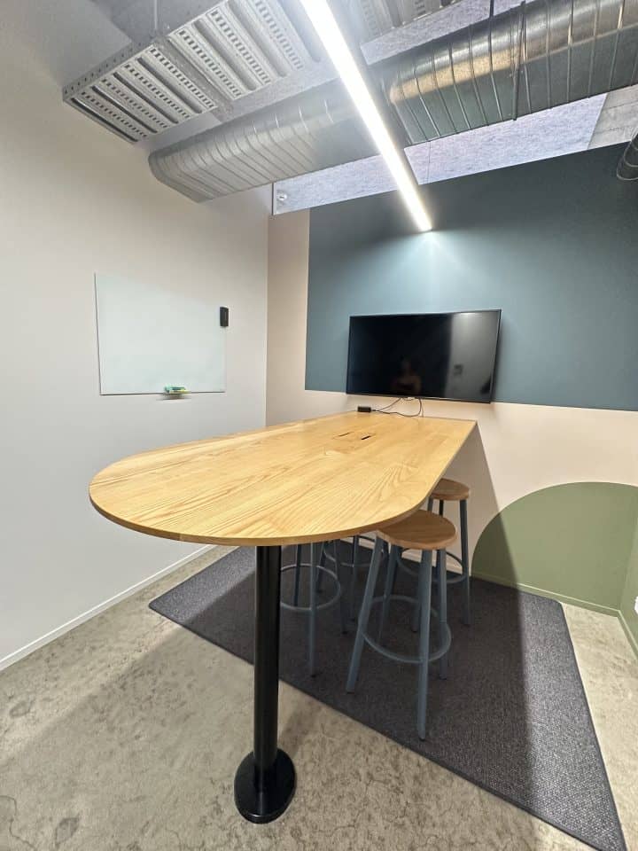 panama_square_standing_meeting_room