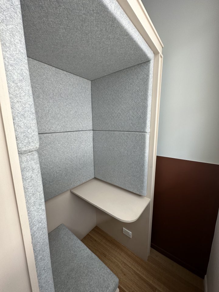 panama_square_seated_meeting_booth